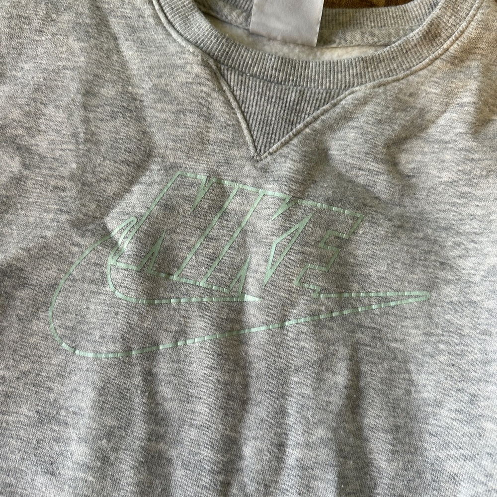 Girls 6x Nike Gray Crewneck Sweater Classic Style Blue logo